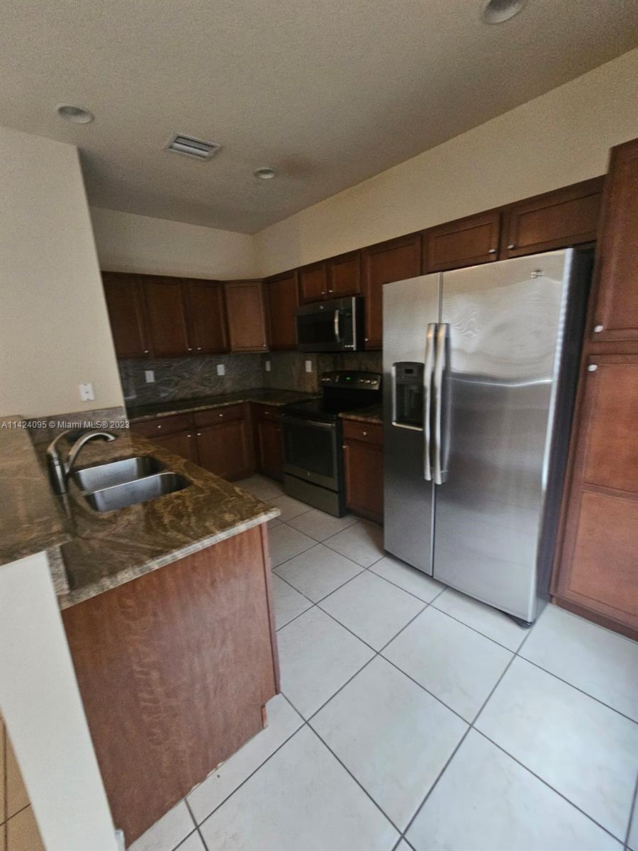 KENDALL COMMONS RESIDENTI - Residential Lease