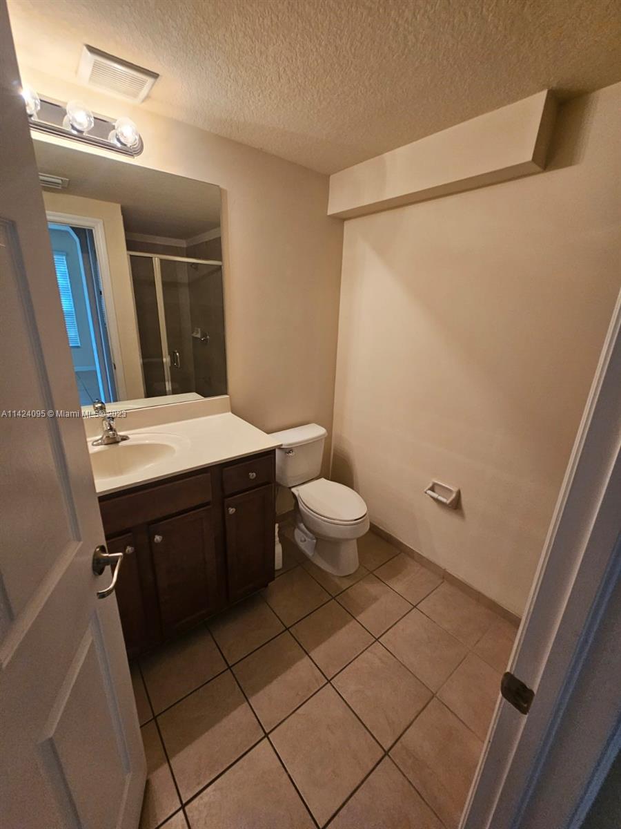 Very spacious townhouse in Kendall Square with 4 bedrooms and 3 bathrooms, common areas, walkways, clubhouse, pool, gym. Townhouse for rent without garage and without studio.