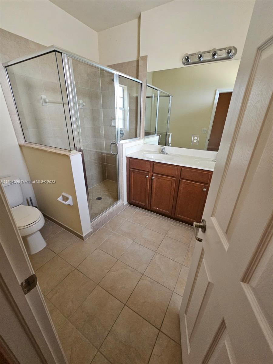 KENDALL COMMONS RESIDENTI - Residential Lease