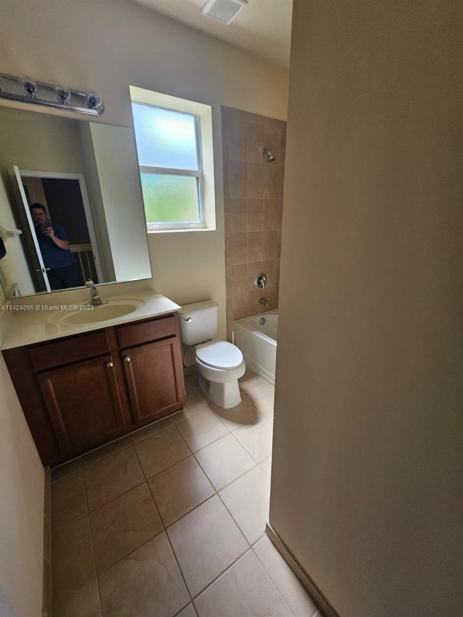 KENDALL COMMONS RESIDENTI - Residential Lease