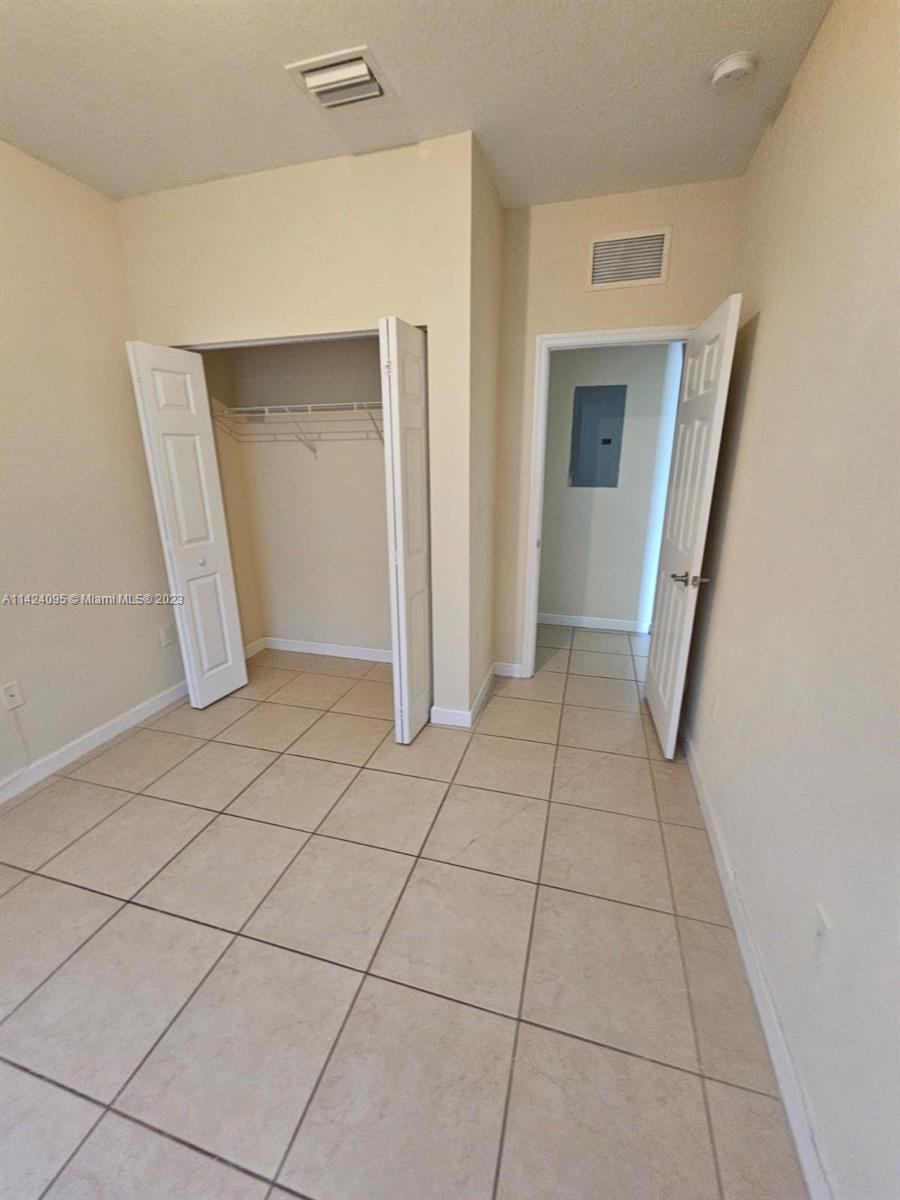 KENDALL COMMONS RESIDENTI - Residential Lease