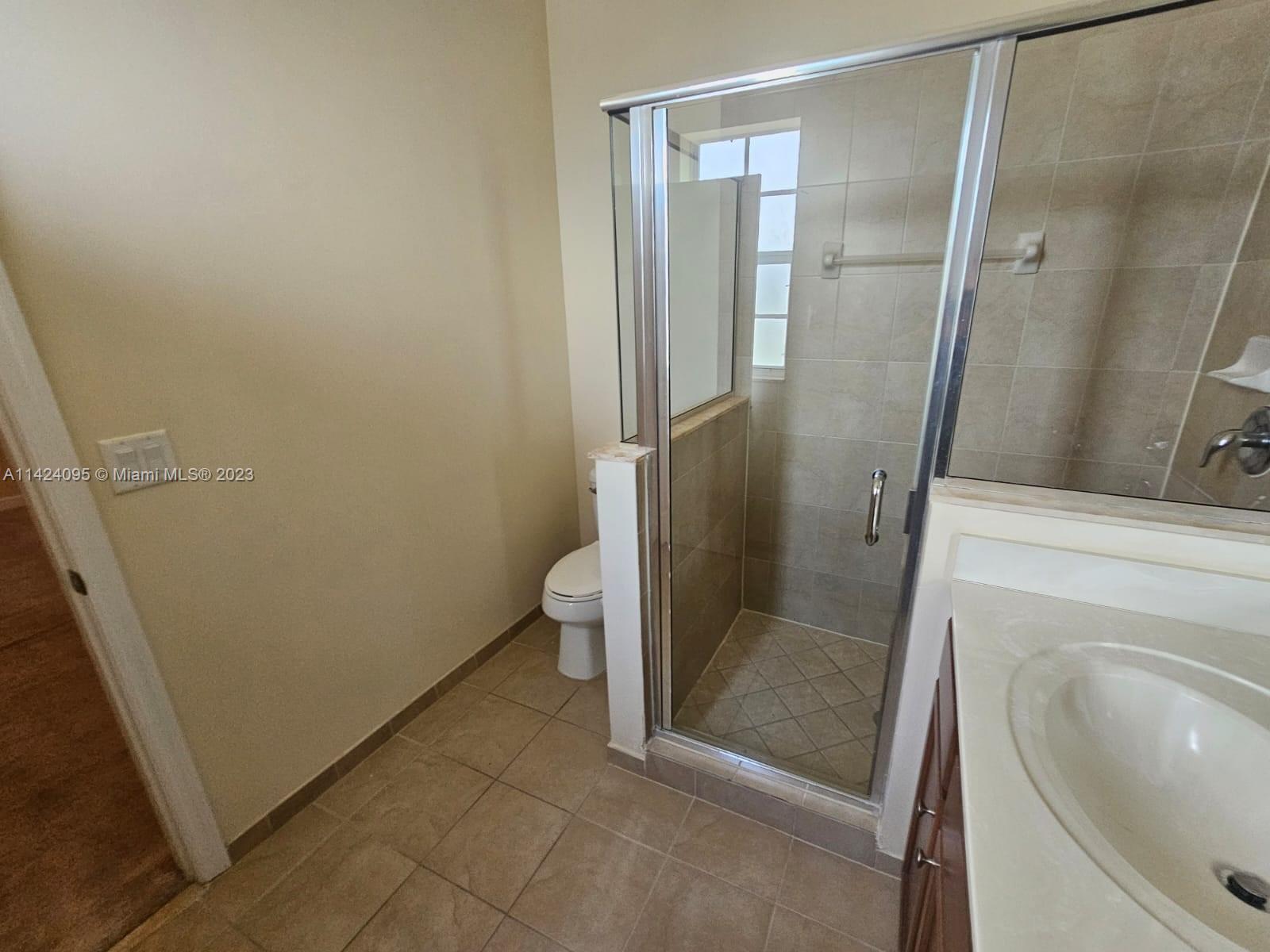 KENDALL COMMONS RESIDENTI - Residential Lease