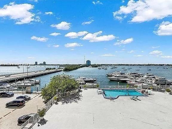 BAYSHORE YACHT & TENNIS C - Residential