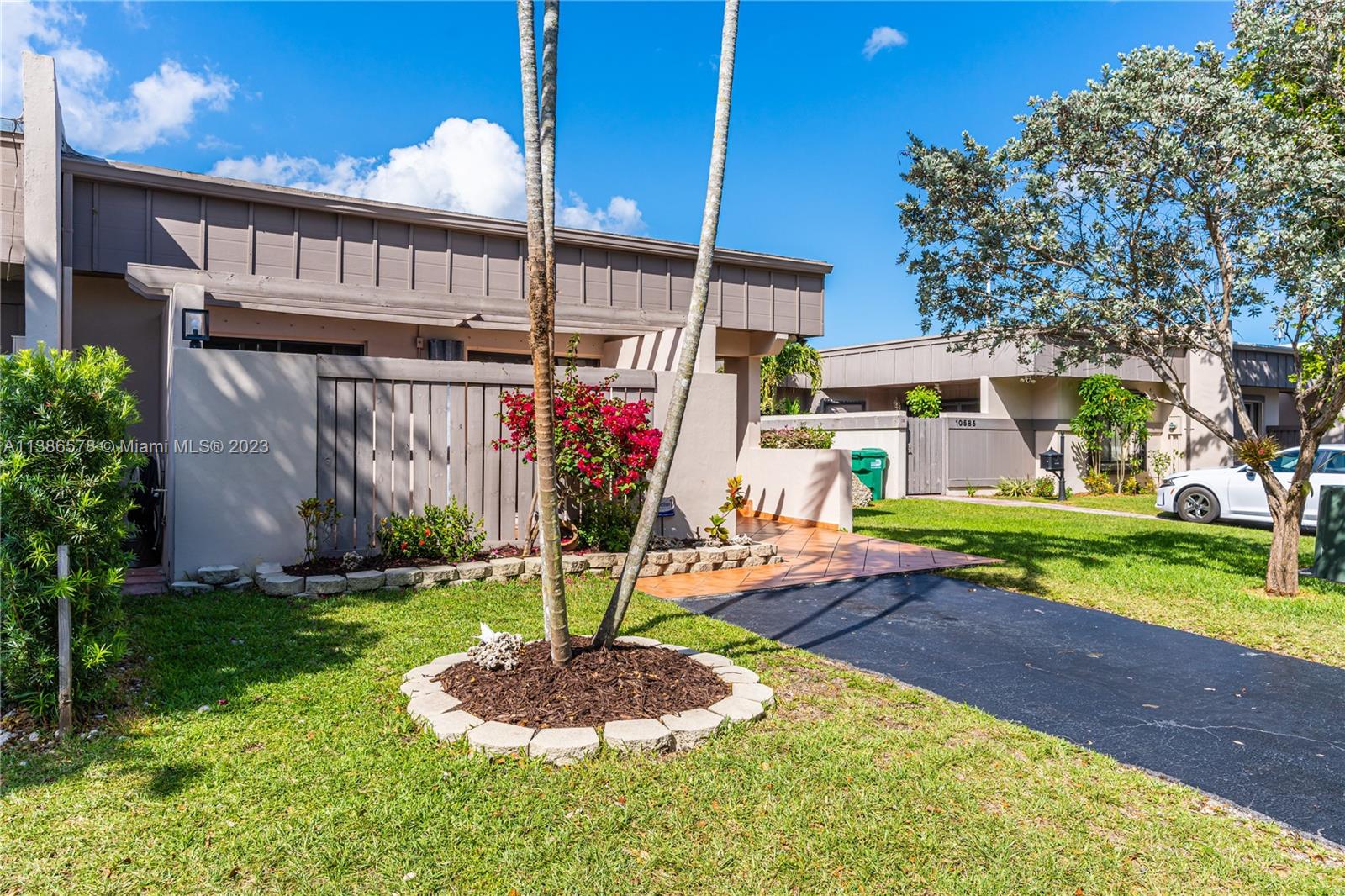 CREEKSIDE VILLAS SEC TWO - Residential Lease