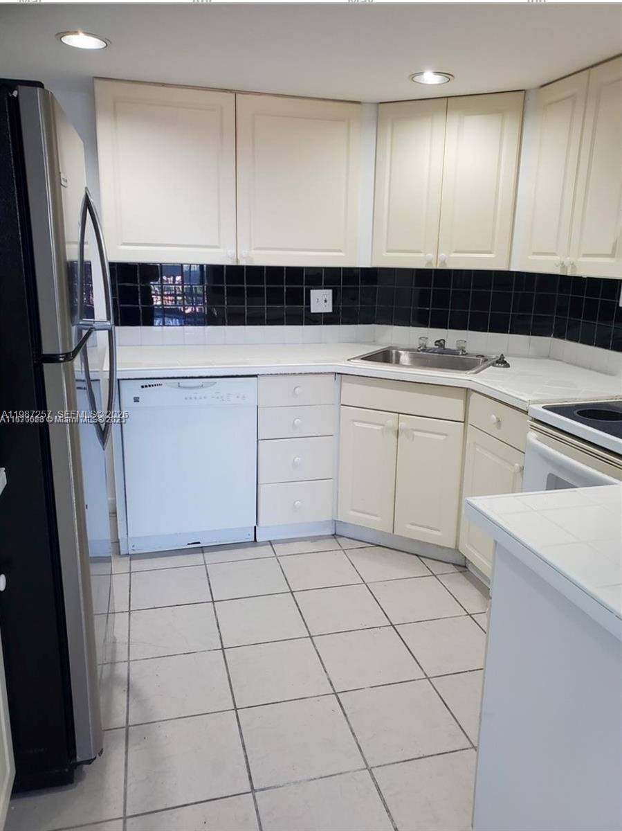 LAKES OF INVERRARY CONDO - Residential Lease