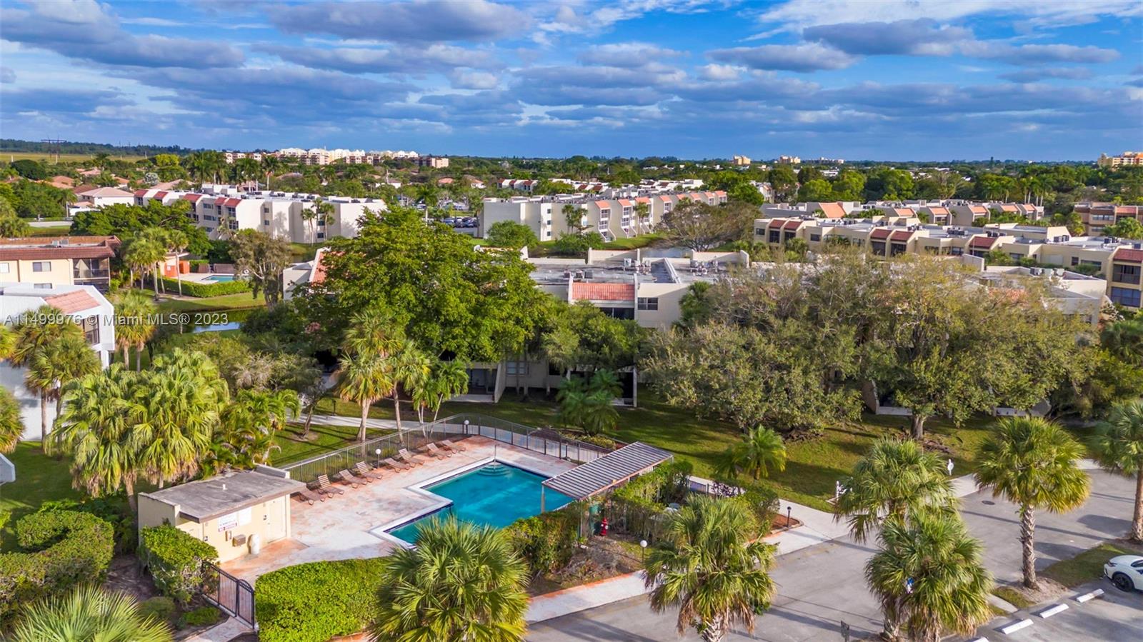 BUILDING SEVEN OF RACQUET - Residential