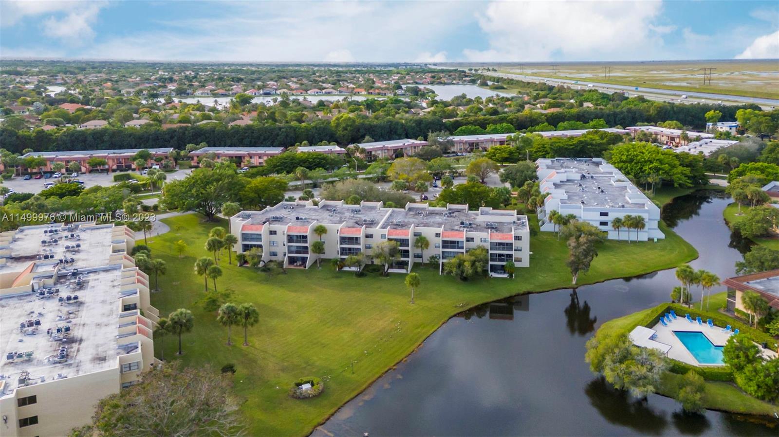 BUILDING SEVEN OF RACQUET - Residential