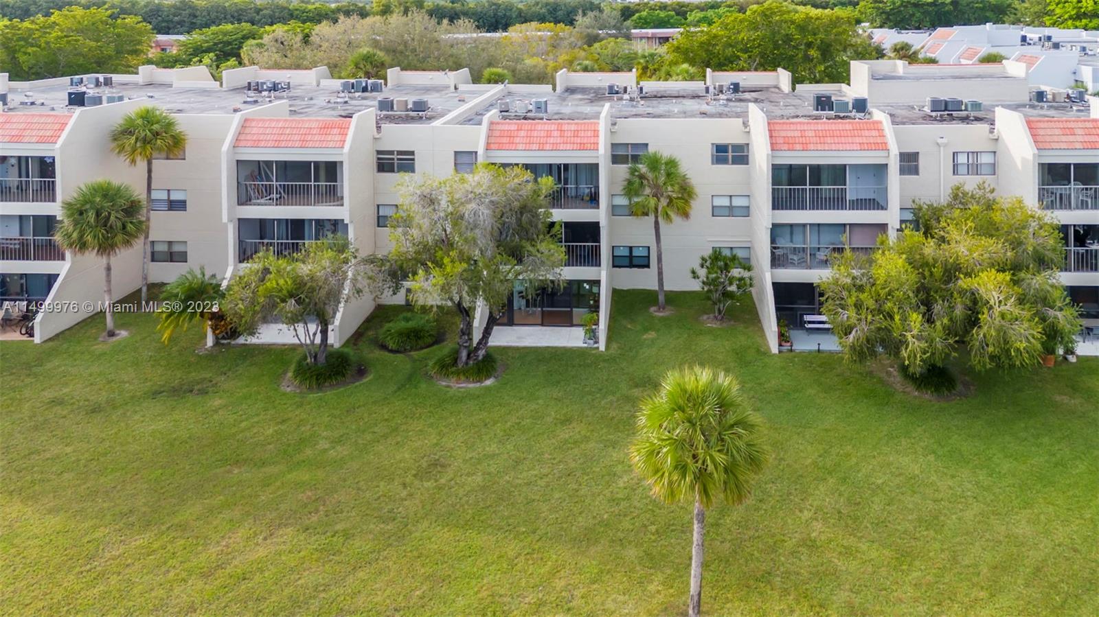 BUILDING SEVEN OF RACQUET - Residential