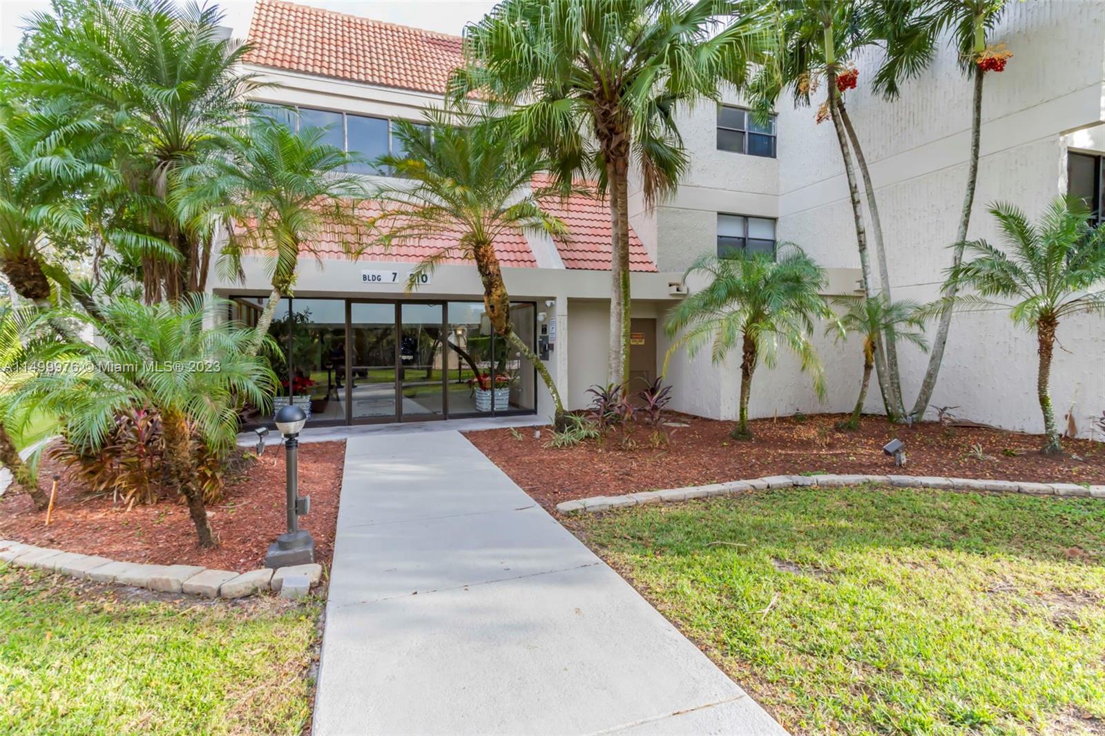 BUILDING SEVEN OF RACQUET - Residential