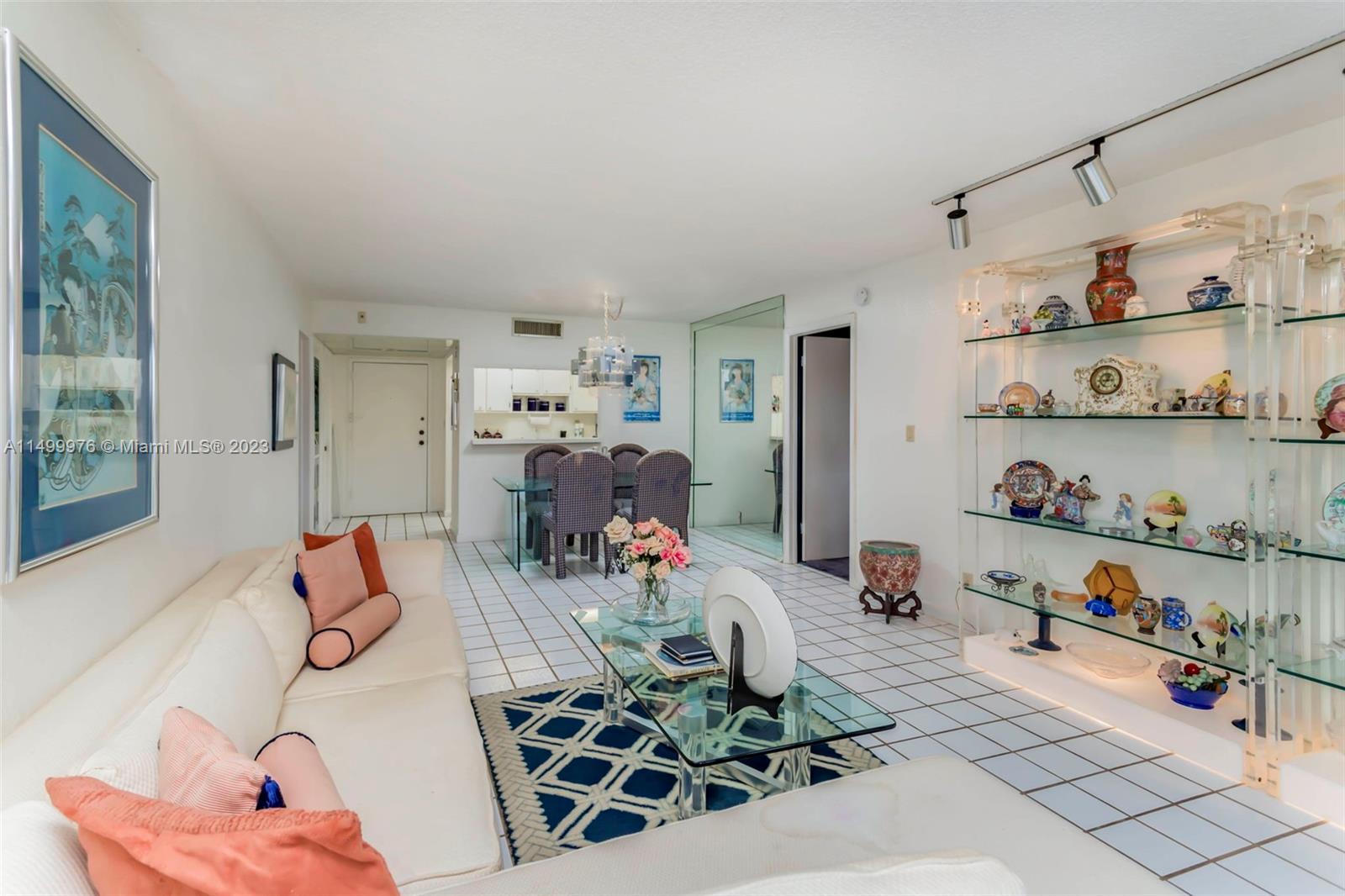 BUILDING SEVEN OF RACQUET - Residential