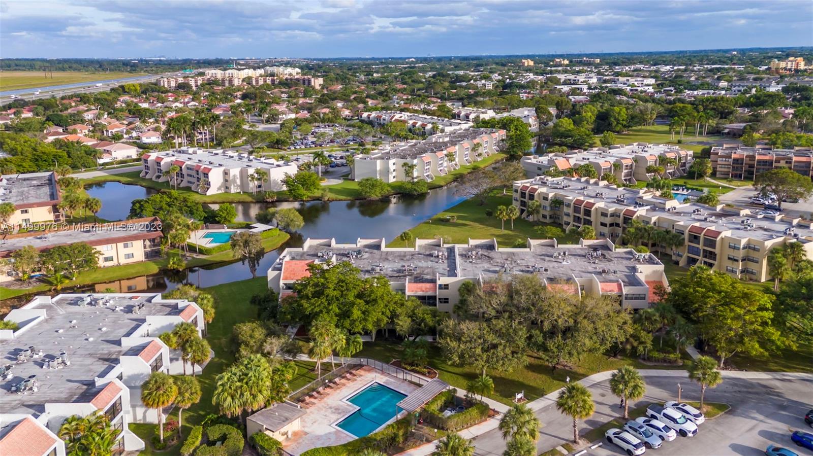 BUILDING SEVEN OF RACQUET - Residential