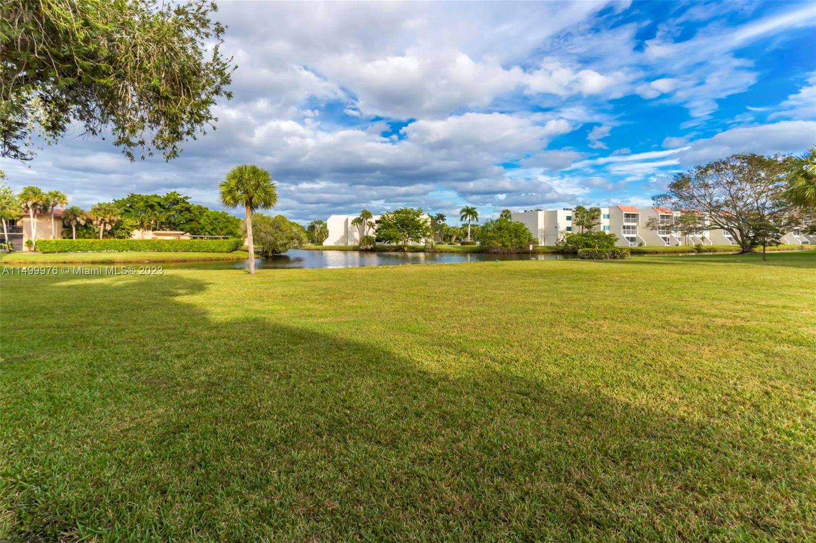 BUILDING SEVEN OF RACQUET - Residential
