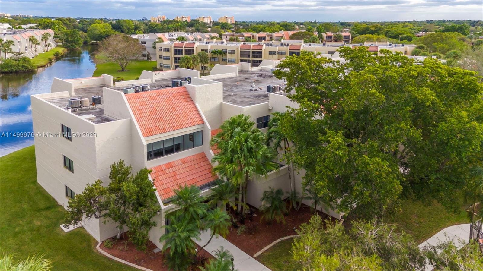 BUILDING SEVEN OF RACQUET - Residential