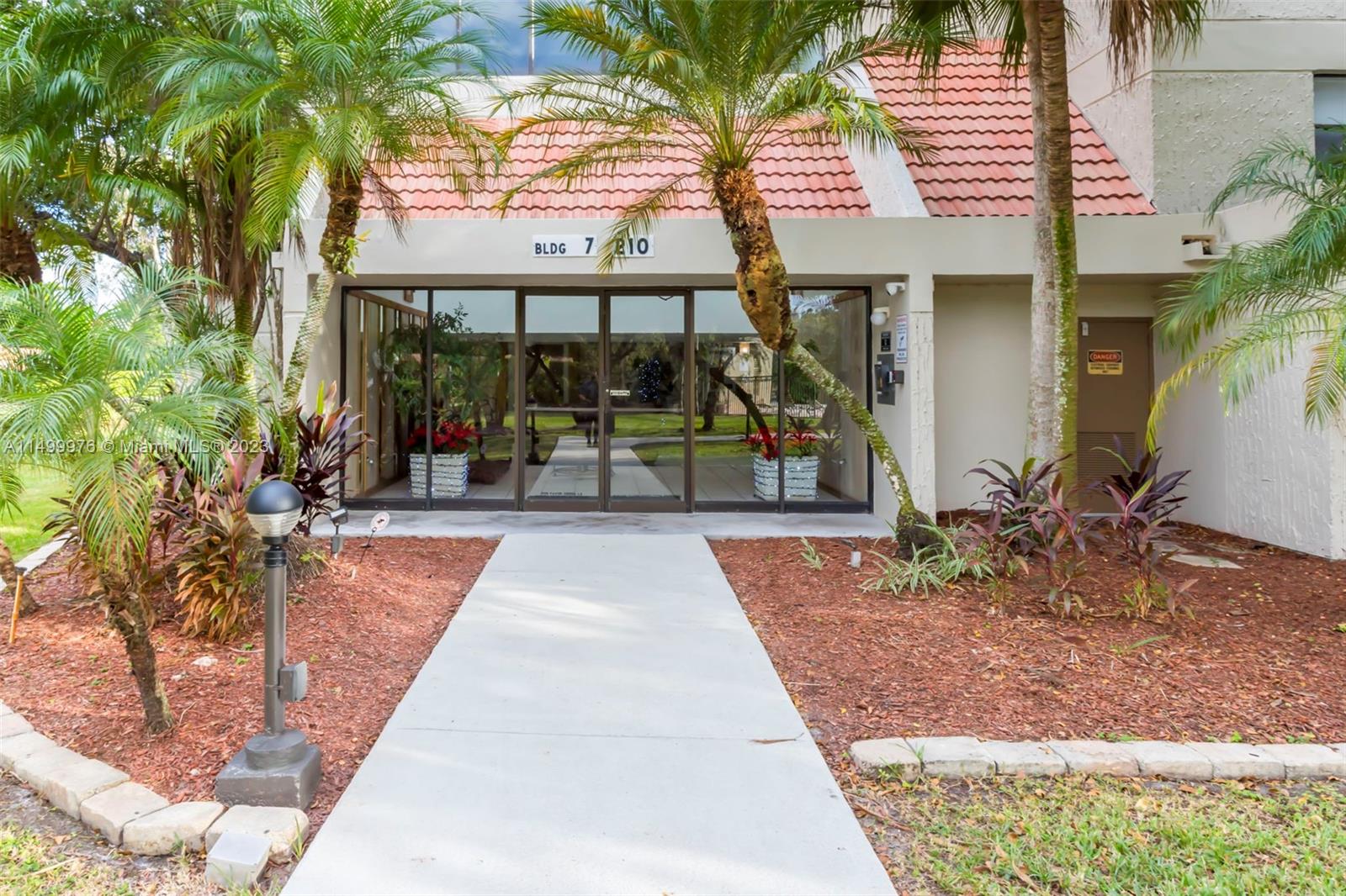 BUILDING SEVEN OF RACQUET - Residential