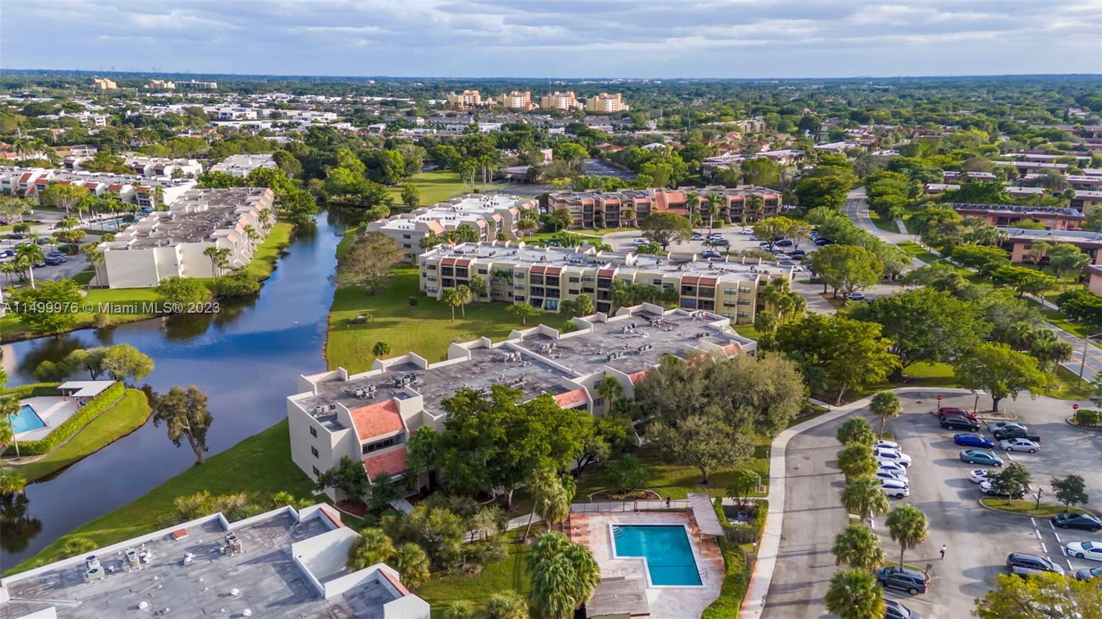 BUILDING SEVEN OF RACQUET - Residential