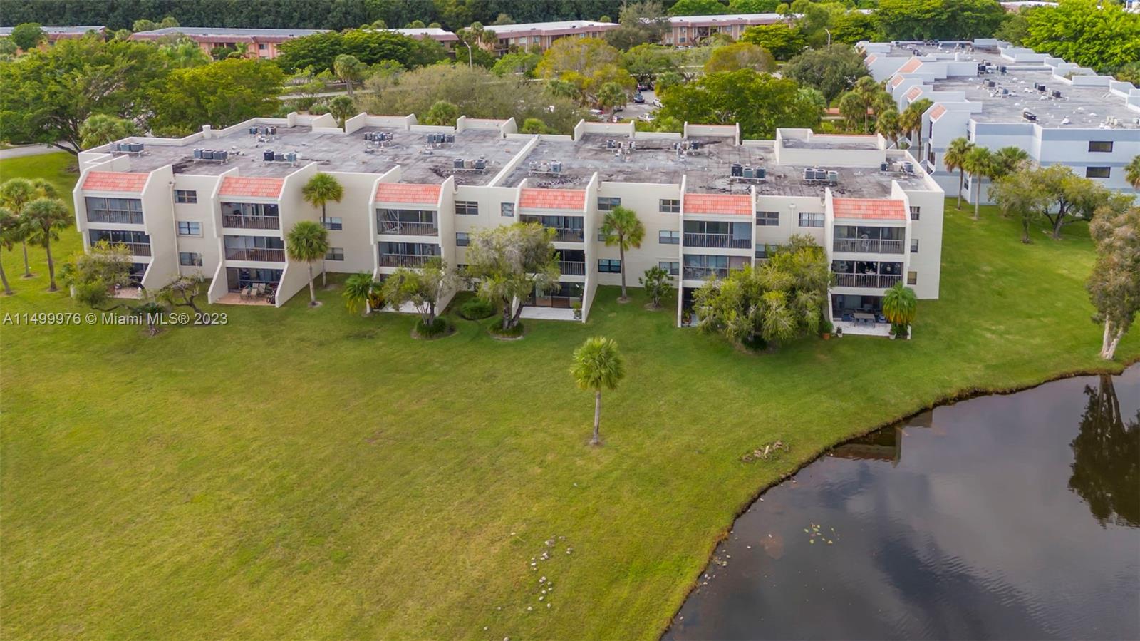 BUILDING SEVEN OF RACQUET - Residential