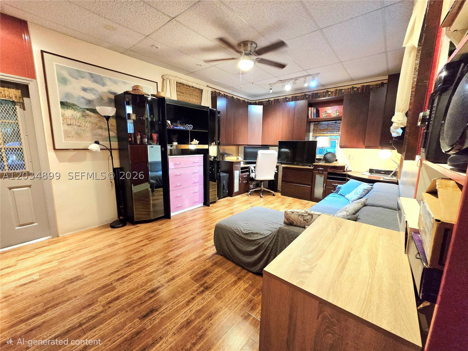 HOLLYWOOD LITTLE RANCHES - Residential