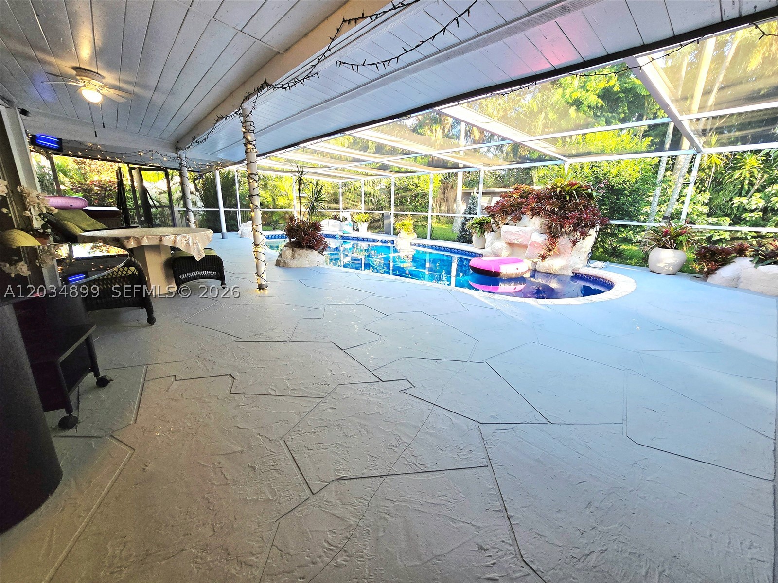 HOLLYWOOD LITTLE RANCHES - Residential
