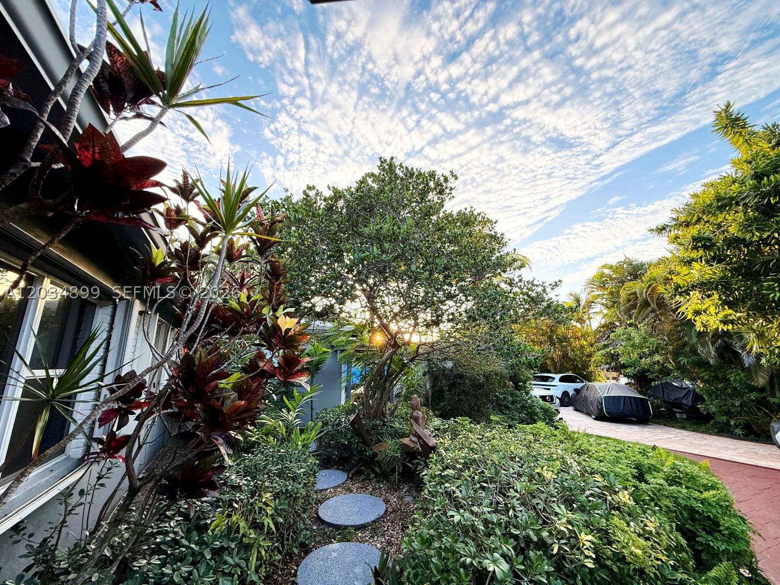 HOLLYWOOD LITTLE RANCHES - Residential