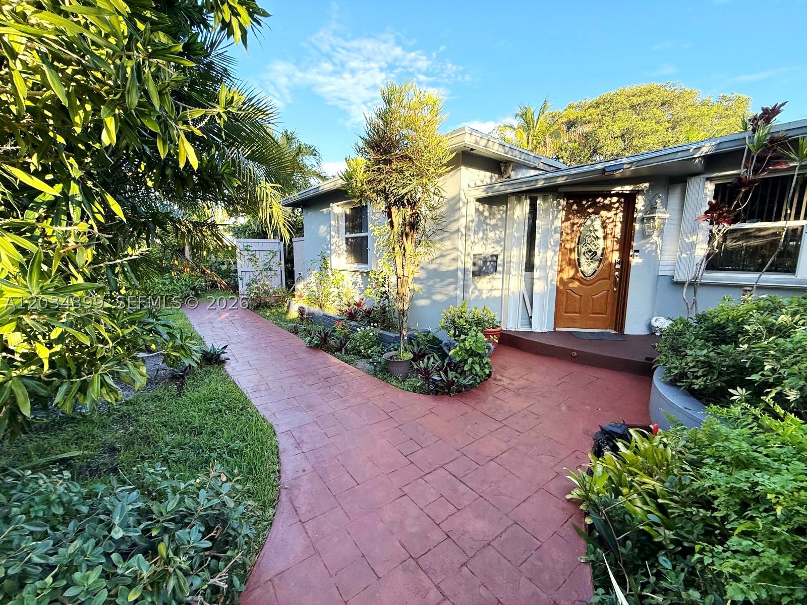 HOLLYWOOD LITTLE RANCHES - Residential