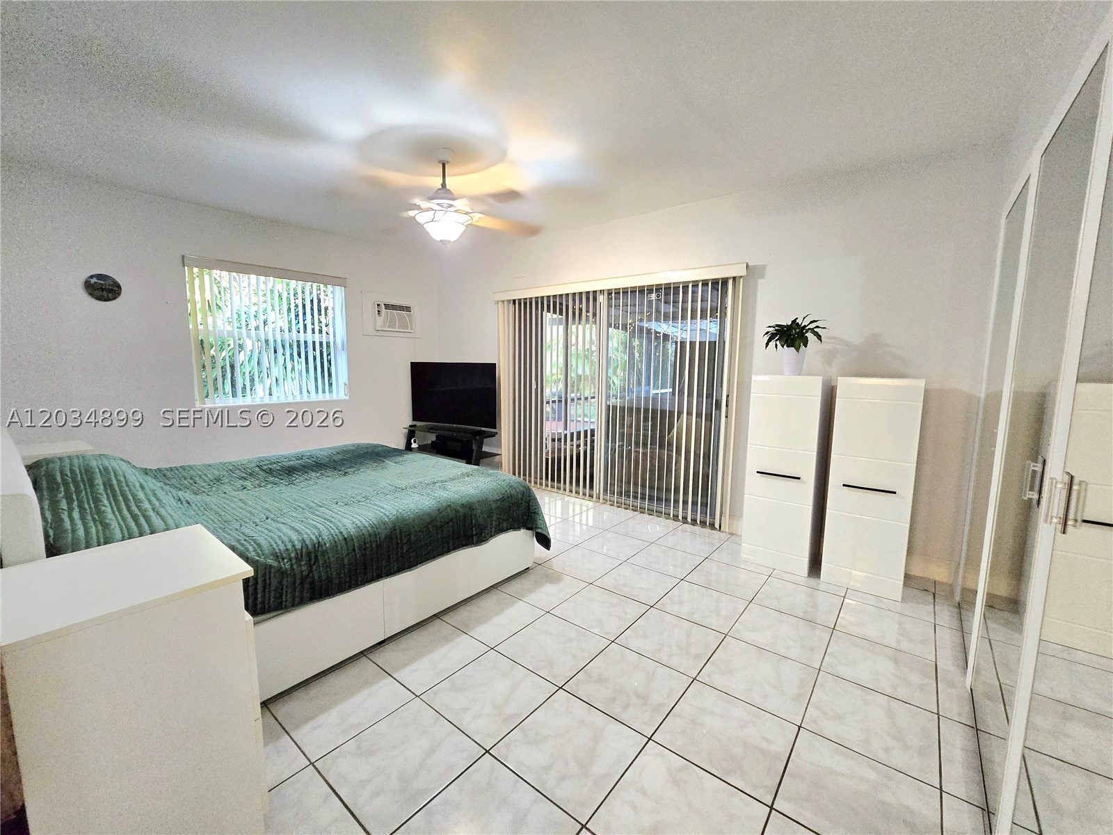 HOLLYWOOD LITTLE RANCHES - Residential
