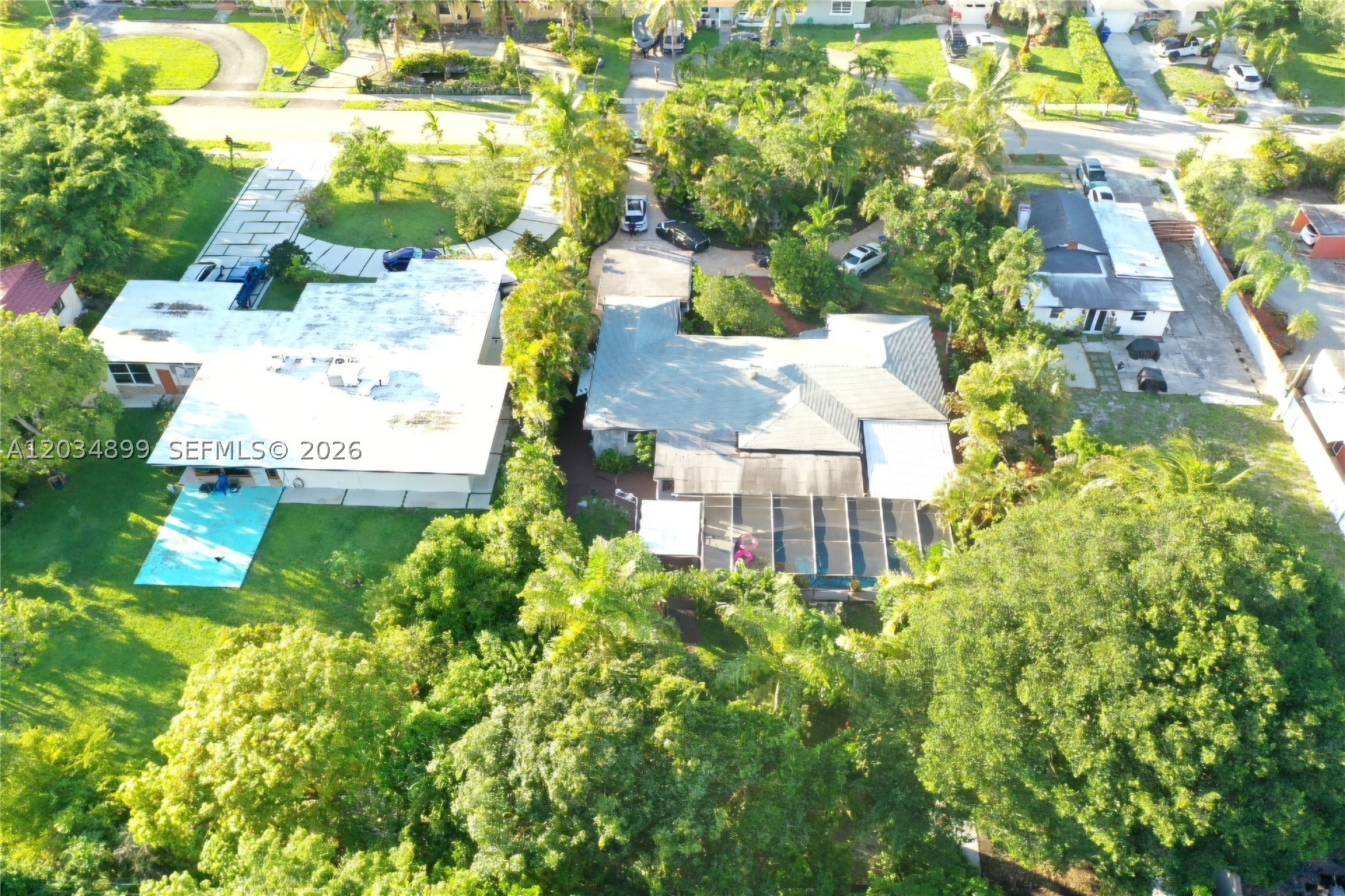 HOLLYWOOD LITTLE RANCHES - Residential