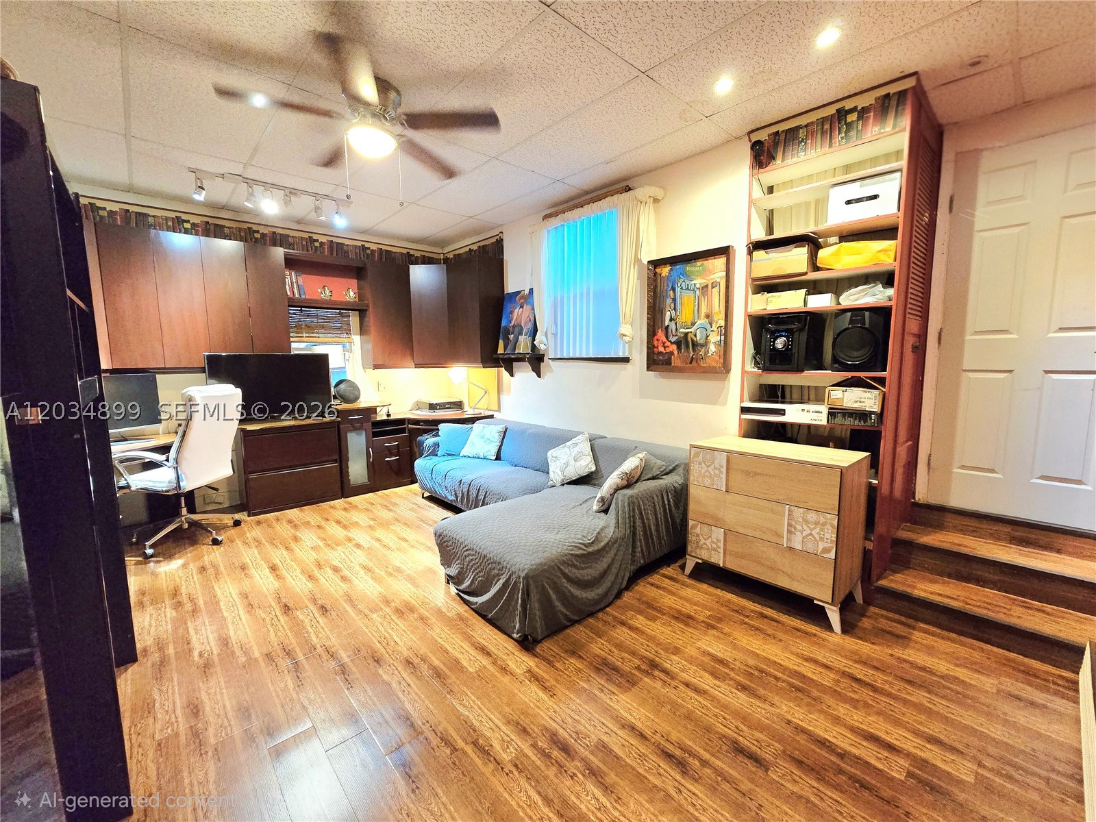 HOLLYWOOD LITTLE RANCHES - Residential