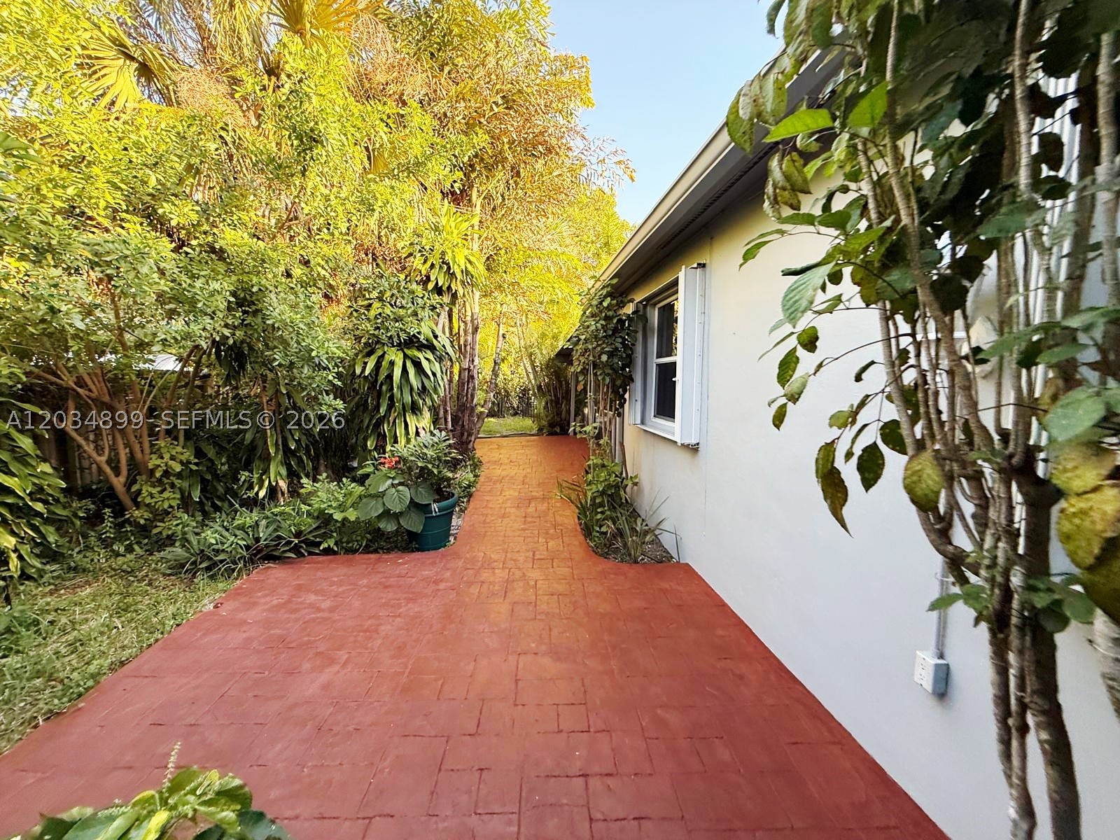 HOLLYWOOD LITTLE RANCHES - Residential