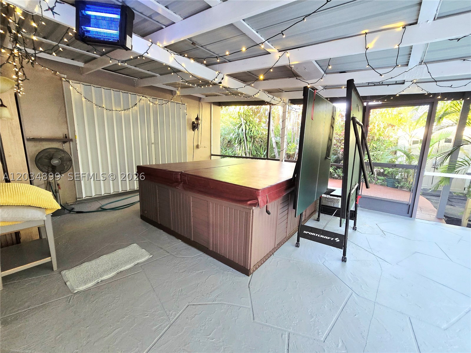 HOLLYWOOD LITTLE RANCHES - Residential
