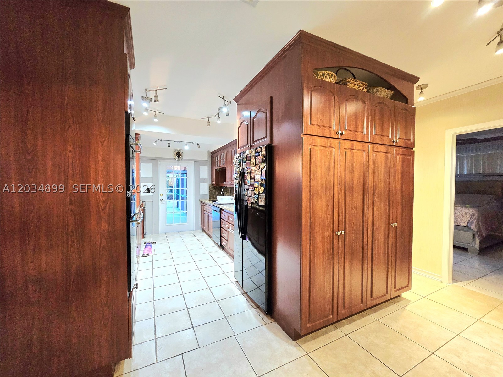 HOLLYWOOD LITTLE RANCHES - Residential