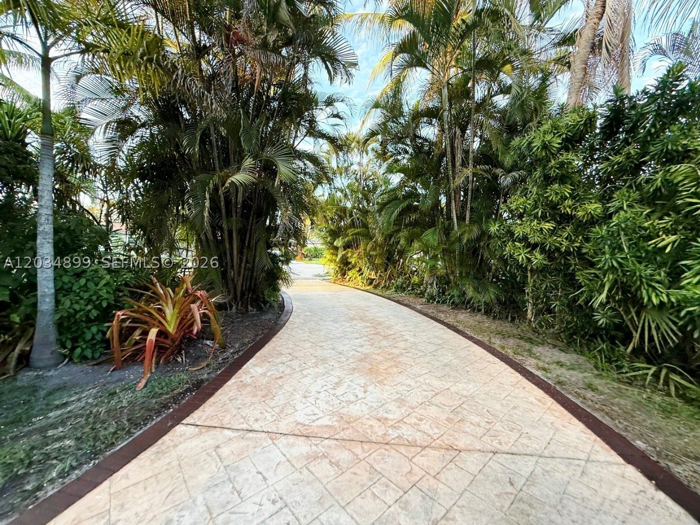 HOLLYWOOD LITTLE RANCHES - Residential