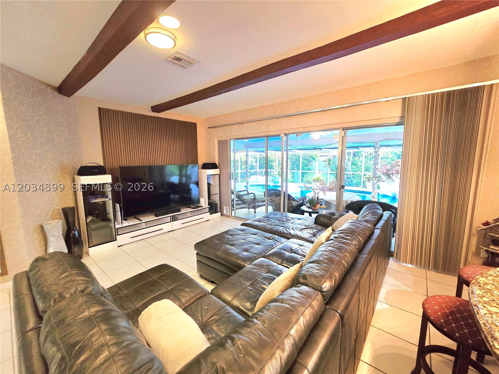HOLLYWOOD LITTLE RANCHES - Residential