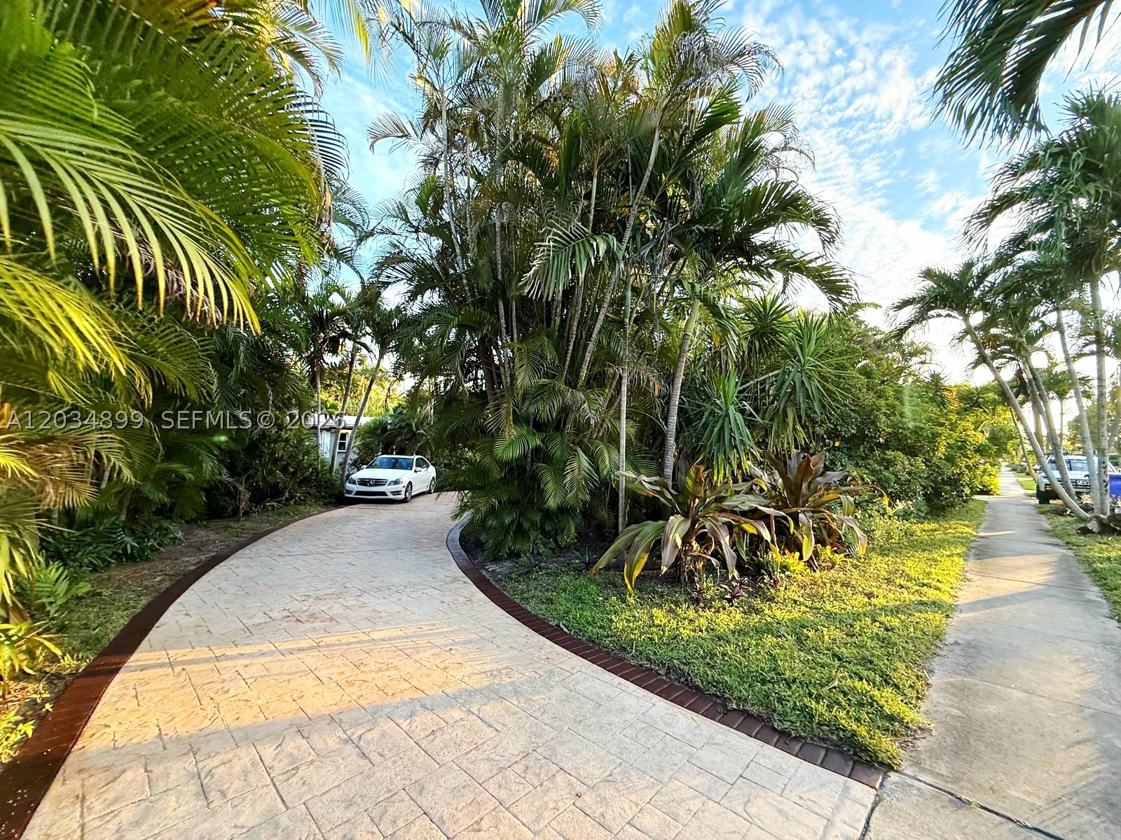 HOLLYWOOD LITTLE RANCHES - Residential