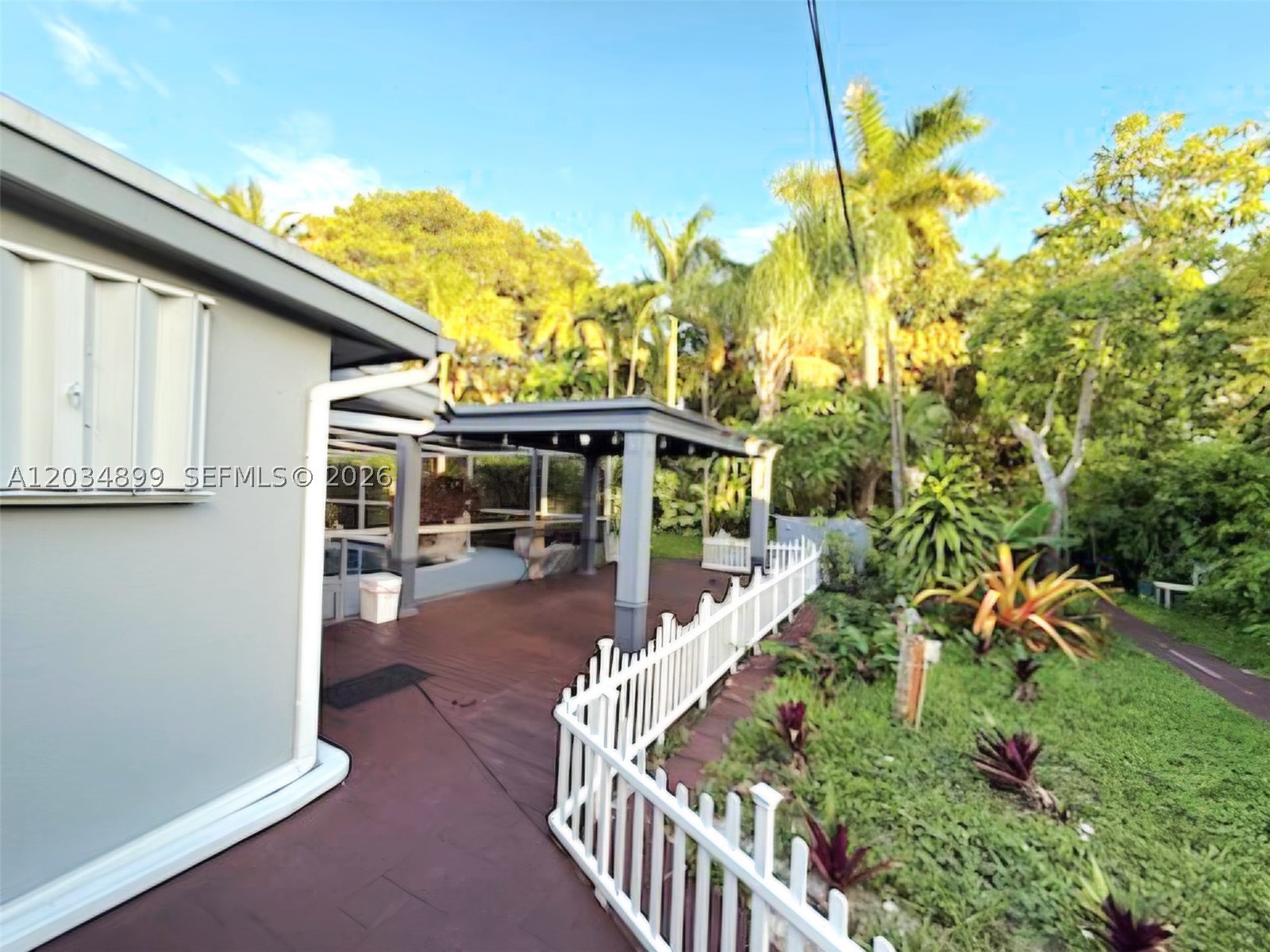 HOLLYWOOD LITTLE RANCHES - Residential