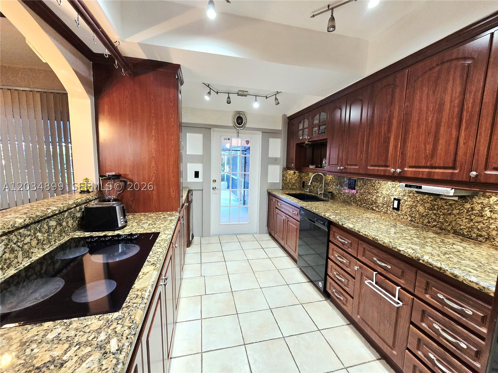 HOLLYWOOD LITTLE RANCHES - Residential