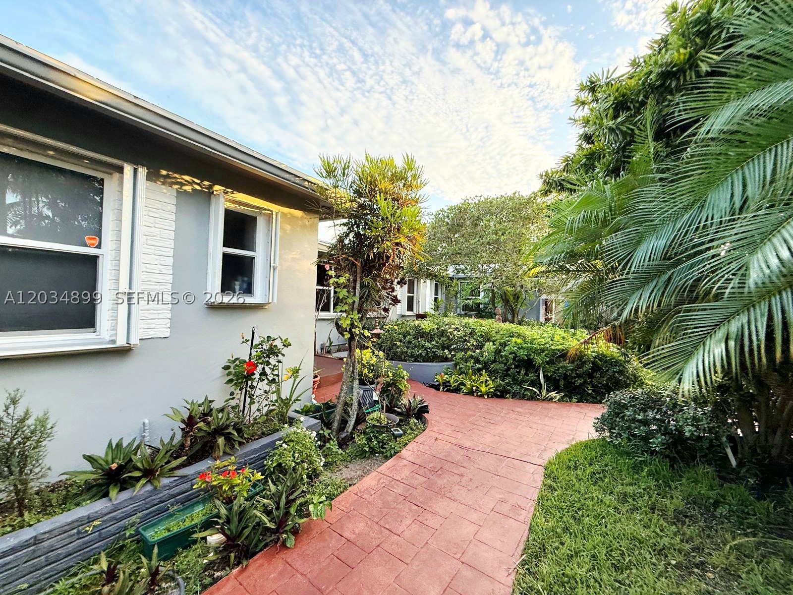 HOLLYWOOD LITTLE RANCHES - Residential