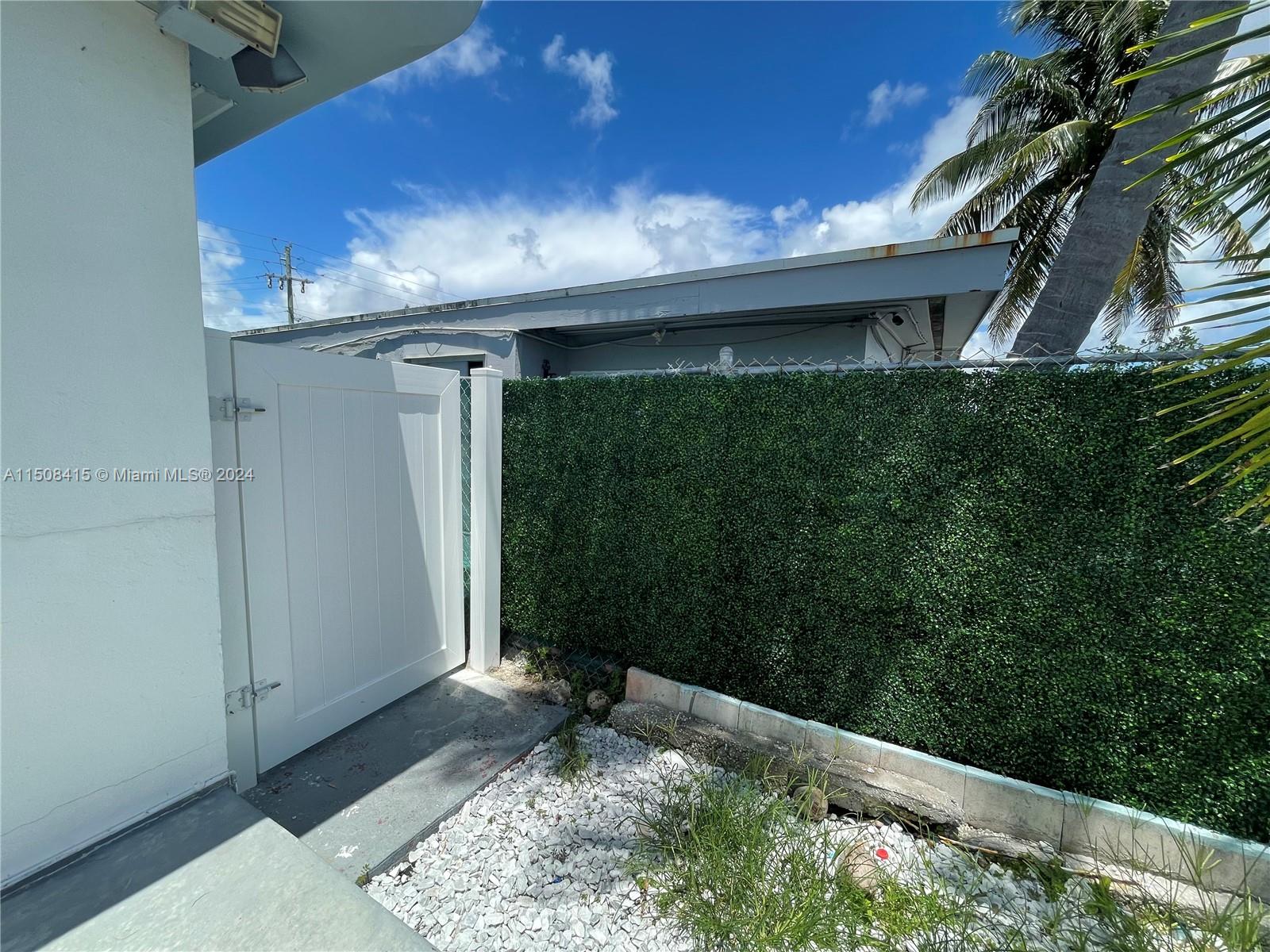BISCAYNE BCH SUB - Residential Lease