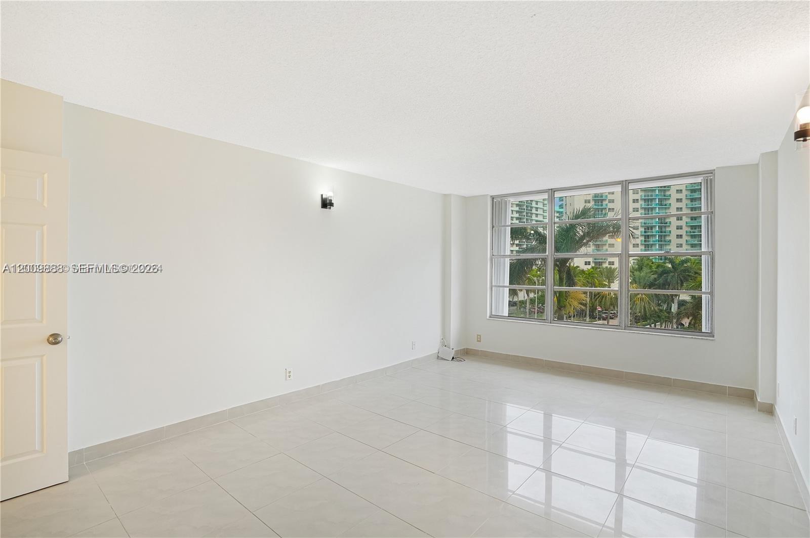 HALLMARK OF HOLLYWOOD CON - Residential