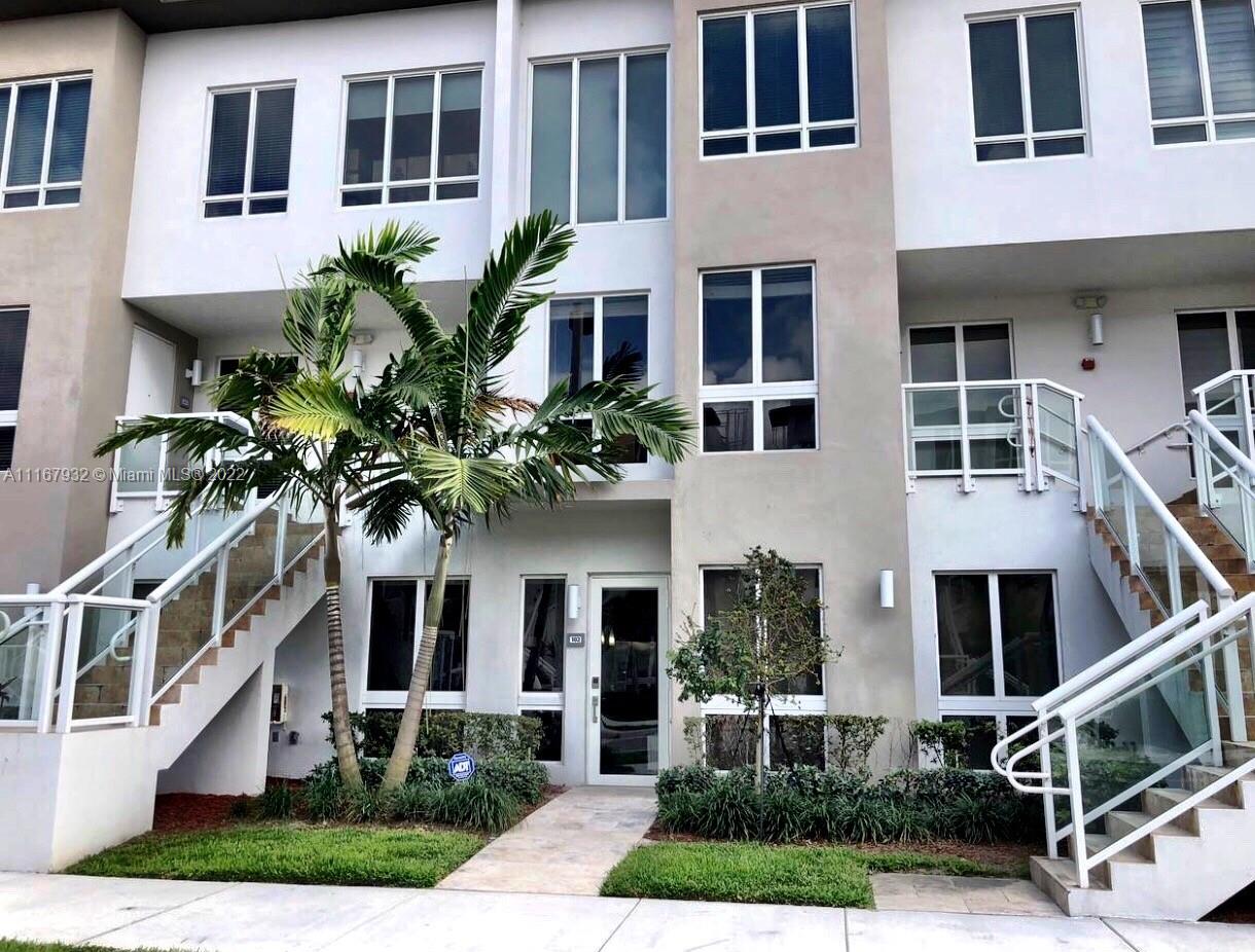 Available, beautiful, fabulous and modern style 3 bed, 2 bath condo for rent in Landmark at Doral, first floor, open floor plan, walk in closet and master bath with dual sinks, spacious and bright, ready to move, beautiful club house with tennis court, pool, gym, party room. Do not miss this incredible opportunity to live in a beautiful and spacious condo, strategically located near several supermarkets, schools, pharmacies, restaurants, gym and more.