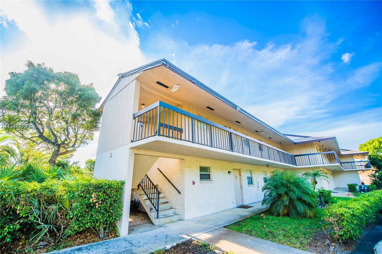 Beautifully 1 bedroom, 1 bath unit in the centrally located First Encounter community. Washer and Dryer in unit. Steps from the pool. Extra storage on the patio. Conveniently located on Atlantic Ave close to shopping and 95. 
Huge walk-in closet. Community Pool.
*Credit score 700+*