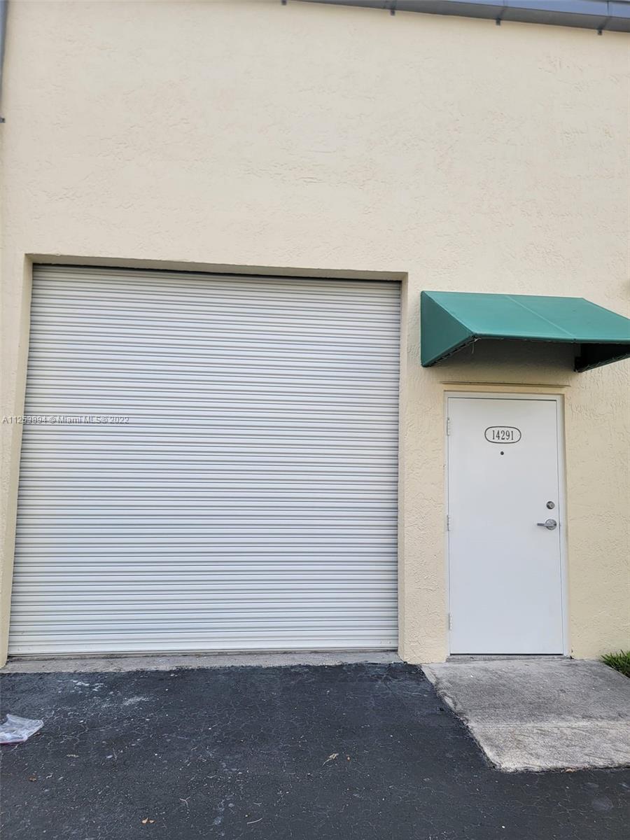 Beautiful and specious warehouse that could be transformed to fit your business needs. Almost 700SQFT under AC with one full bathroom.