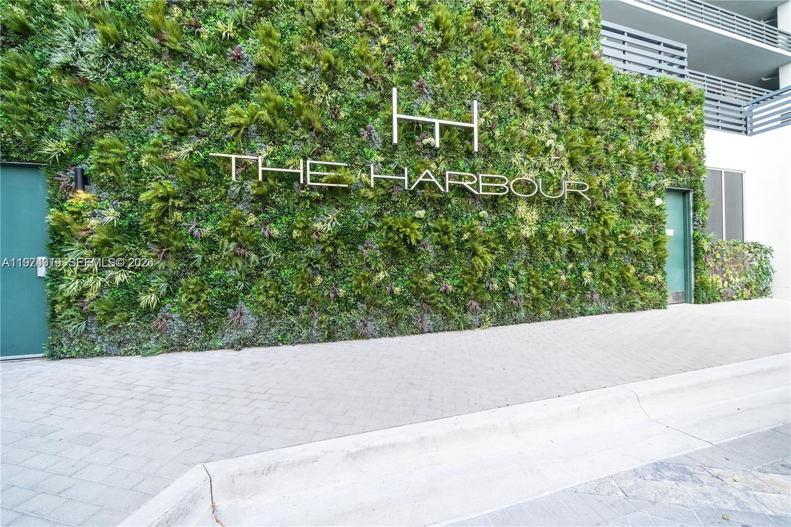 Modern Apartment in Spectacular The Harbour  1 bed plus Den 2 completely. baths . Unit with Tile , shower glass door in both baths and califonia walking closets with drawers .Buildings offer state of the art common areas , pool , spa, sauna ,gym ,children room ,beach access to intercostal . 24 Guard , valet parking. Very nice Views