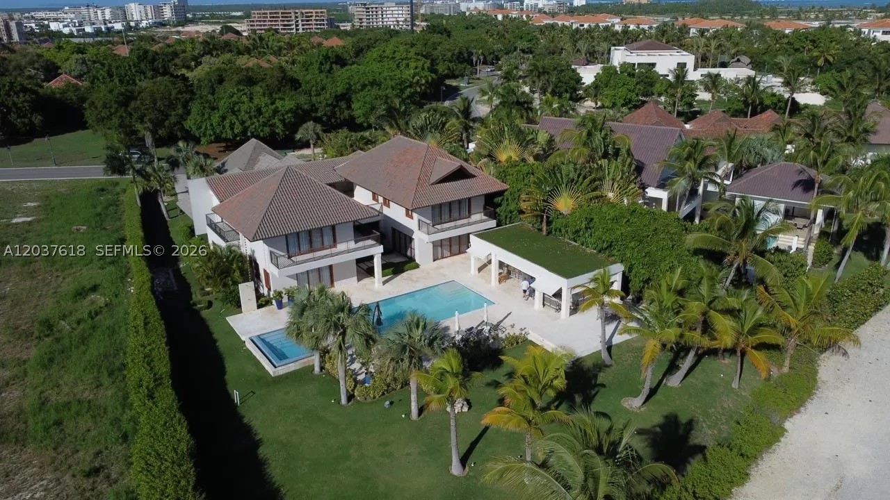 Modern 6 bedroom villa in Las Palmas, Cap Cana

Exclusive modern villa located in the prestigious community of Las Palmas, within Cap Cana. The property offers a private and elegant environment, ideal for enjoying an exclusive Caribbean lifestyle.

It has 6 rooms and approximately 800 m² of construction (4,520 ft²), located on a large plot of 1,413 m² (15,208 ft²). The villa is sold fully furnished and designed with ample spaces for comfort and privacy.

Sale price: US$2,895,000