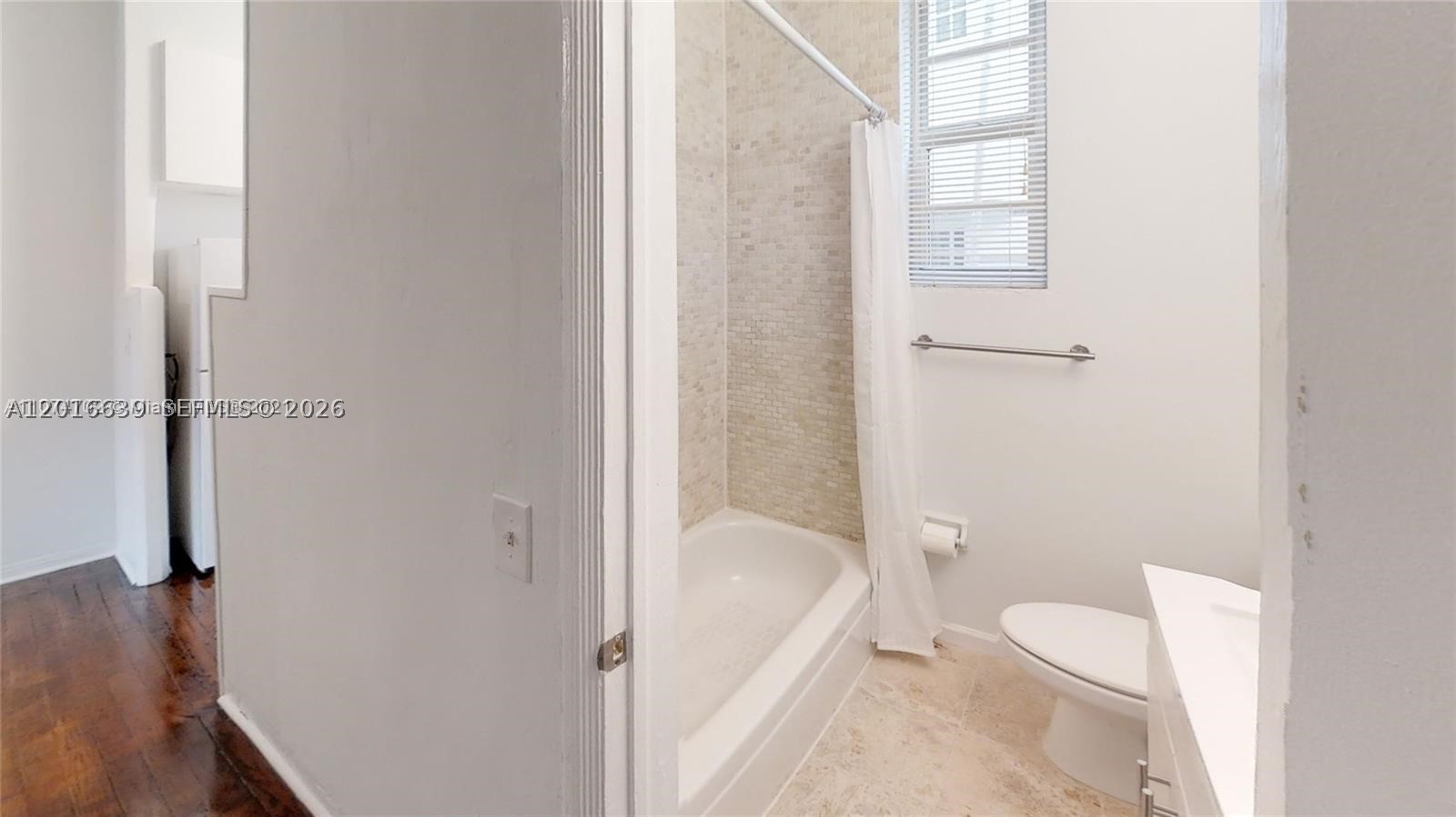 DELPHINE CONDO - Residential