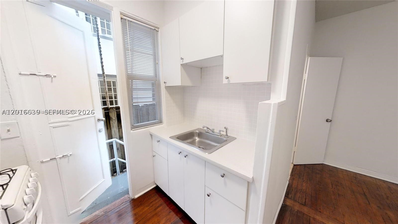 DELPHINE CONDO - Residential