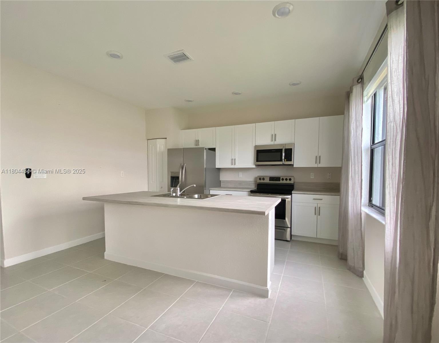 ENCLAVE SOUTH PHASE 1 - Residential Lease