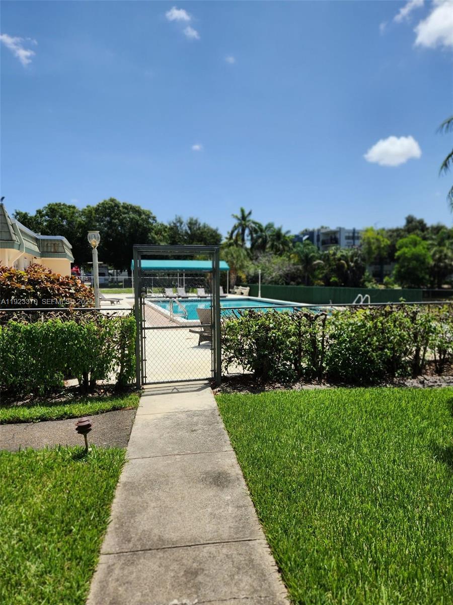 NEW AC UNIT, BRIGHT AND BEAUTIFUL UNIT WITH DIRECT VIEW OF POOL.2 BED 2 BATH
 WALKING DISTANCE TO SHOPPING, GROCERY, AND HOUSE OF WORSHIP.