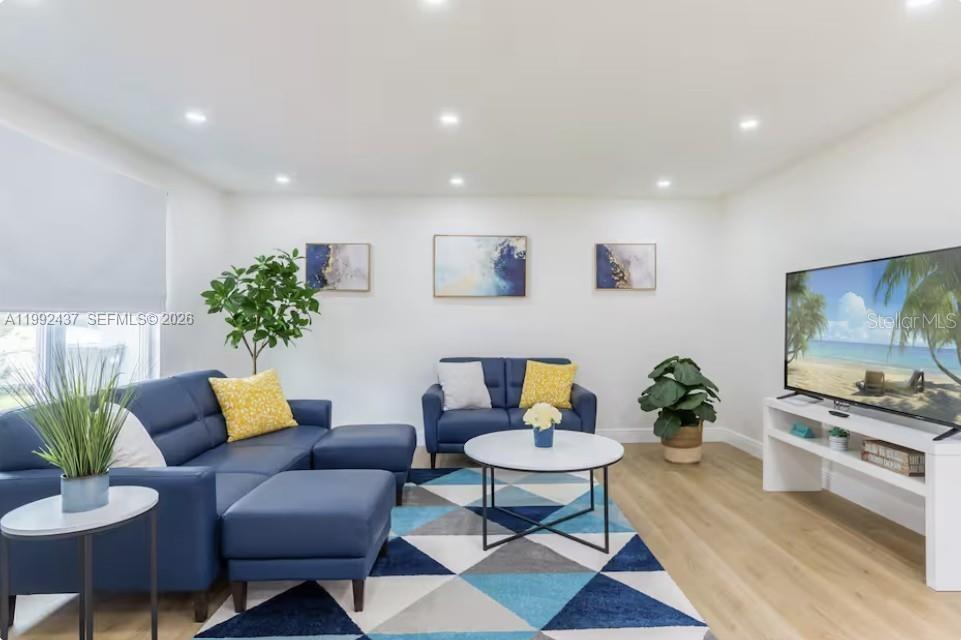 UNIVERSITY SHORES - Residential