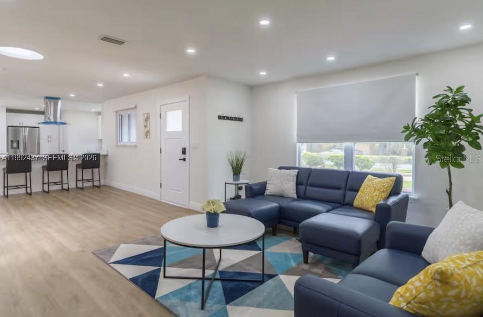 UNIVERSITY SHORES - Residential