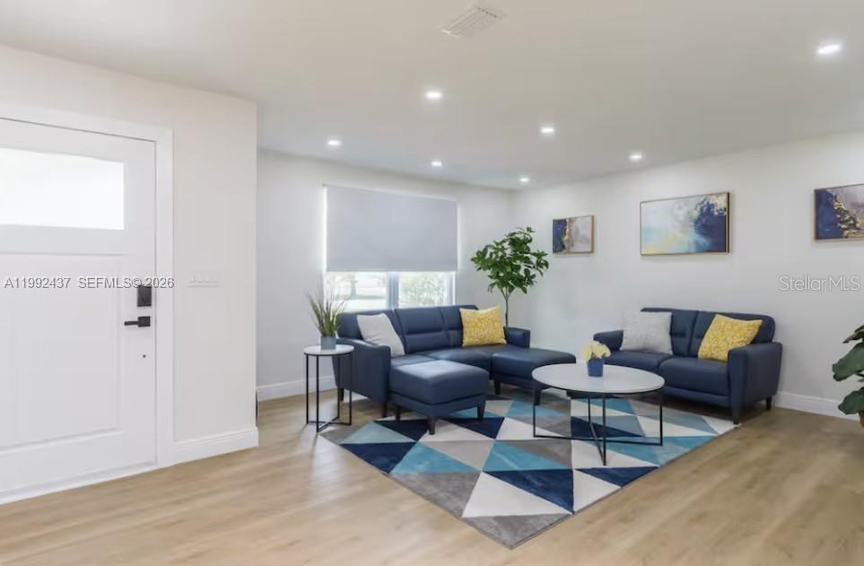 UNIVERSITY SHORES - Residential
